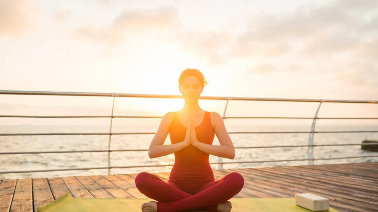 Yoga: सूर्य नमस्कार के दौरान होने वाली गलतियां