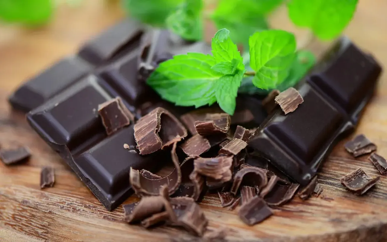 Dark Chocolate For Skin: शादी के मौसम में अपनी स्किन को डार्क चॉकलेट से दें ग्लो