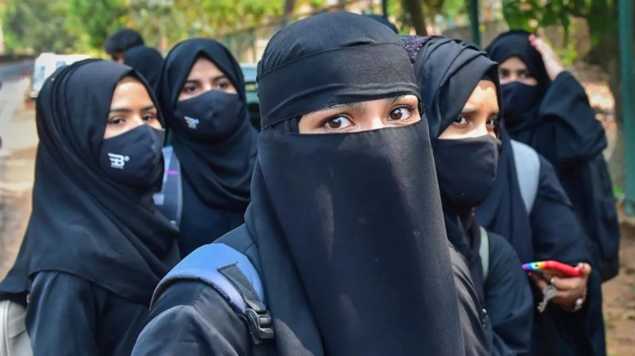 Hijab: तुर्की की सिंगर ने चलते शो में बाल काटकर किया हिजाब का विरोध