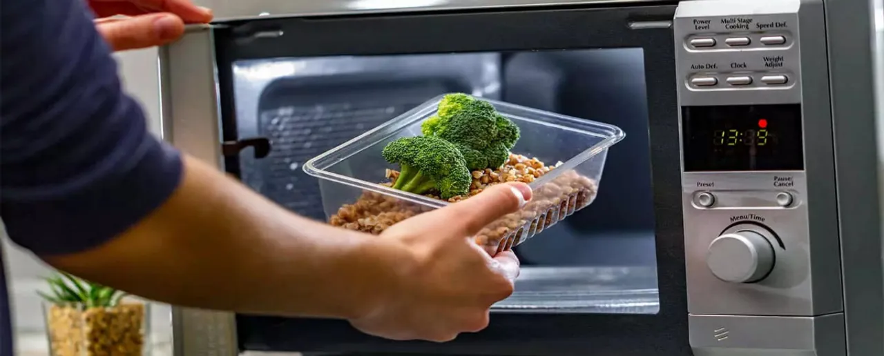 Microwave: माइक्रोवेव में न रखें ये 5 समान, हो सकता खतरनाक