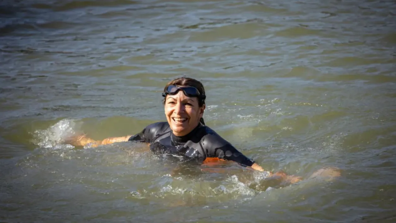 Paris mayor swims in Seine to prove water is safe for Olympics