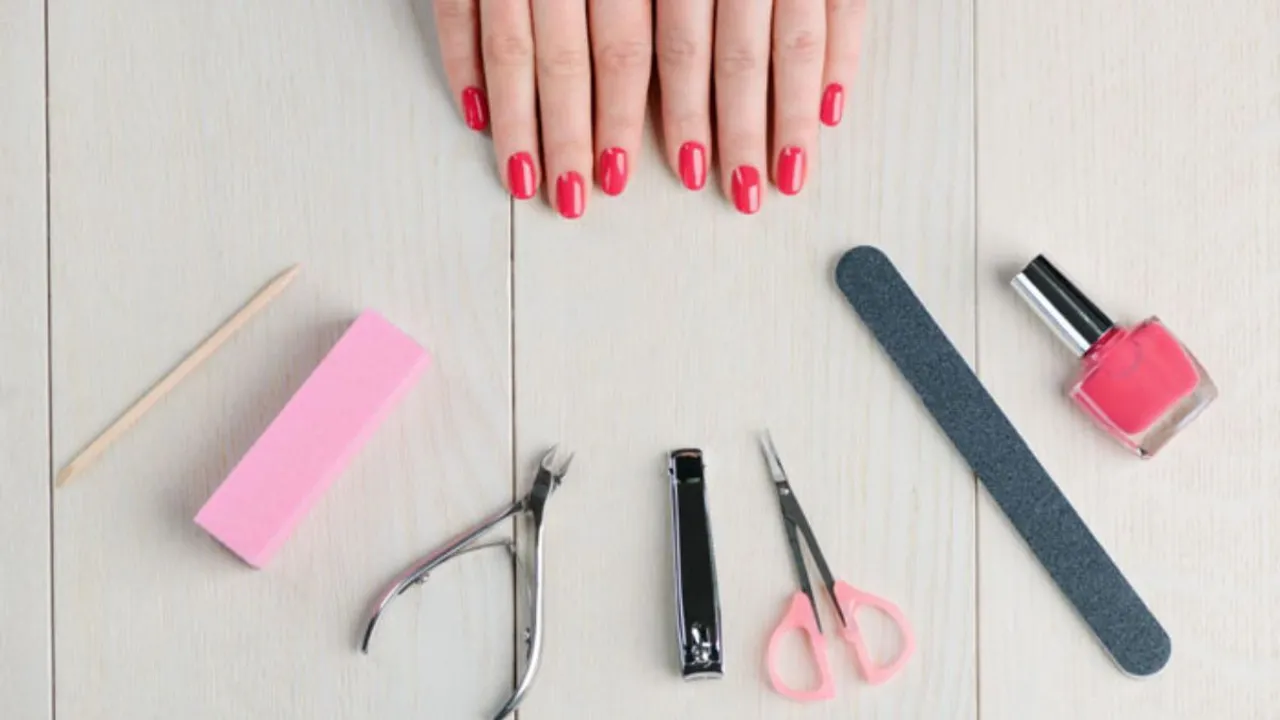 Nail Care Tips: घर पर परफेक्ट Manicure कैसे करें
