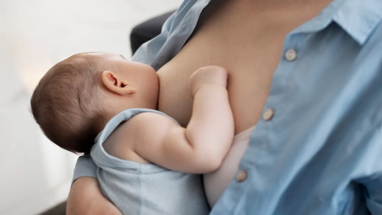 Breastfeeding(freepik)