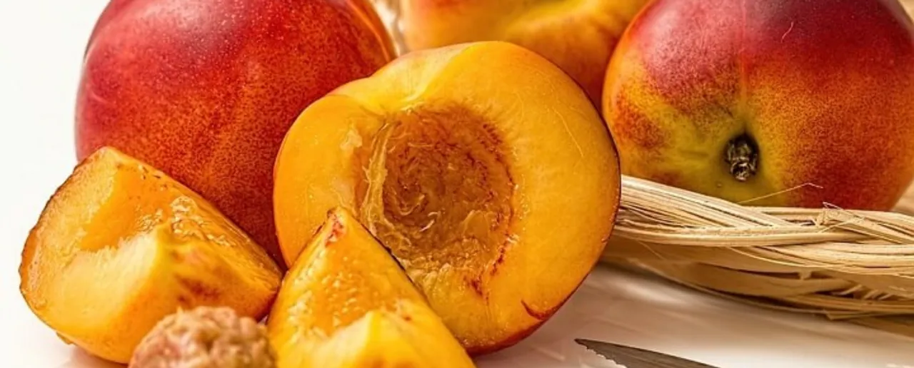 Peach Benefits: गर्मियों में आड़ू फल खाना है फायदेमंद