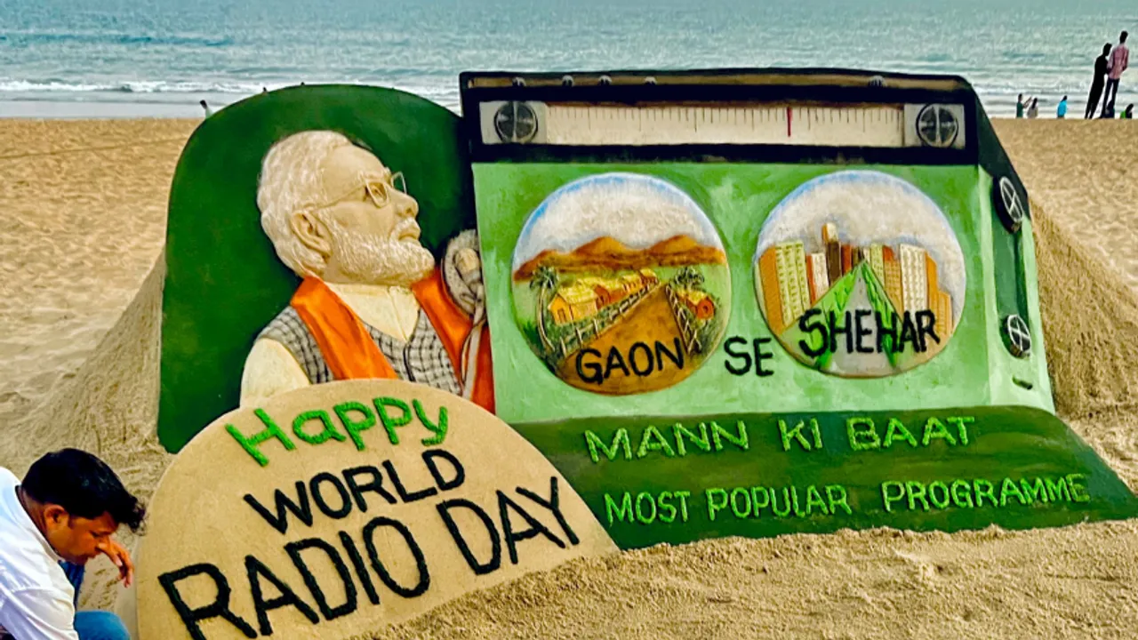 World Radio Day: सेंड आर्टिस्ट सुदर्शन पटनाइक ने दी सेंड कला से बधाई