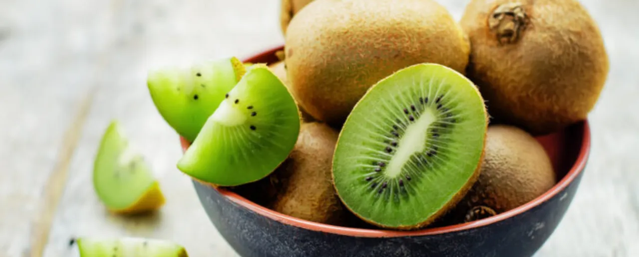 Kiwi Benefits: नींद को अच्छा बनाता है कीवी का फल
