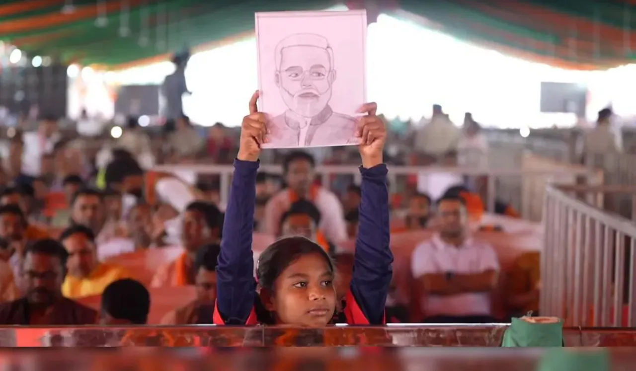 Sketch holding by girl of Pm Modi (NDTV )