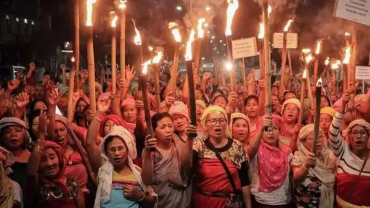 Meira Paibis: मणिपुर में महिला मशालधारकों का विरोध प्रदर्शन