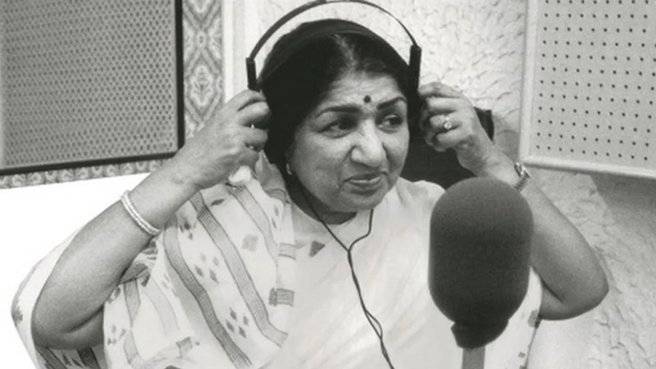 Lata Mangeshkar: स्वर कोकिला लता मंगेशकर के आज ज़रूर सुनें ये गीत