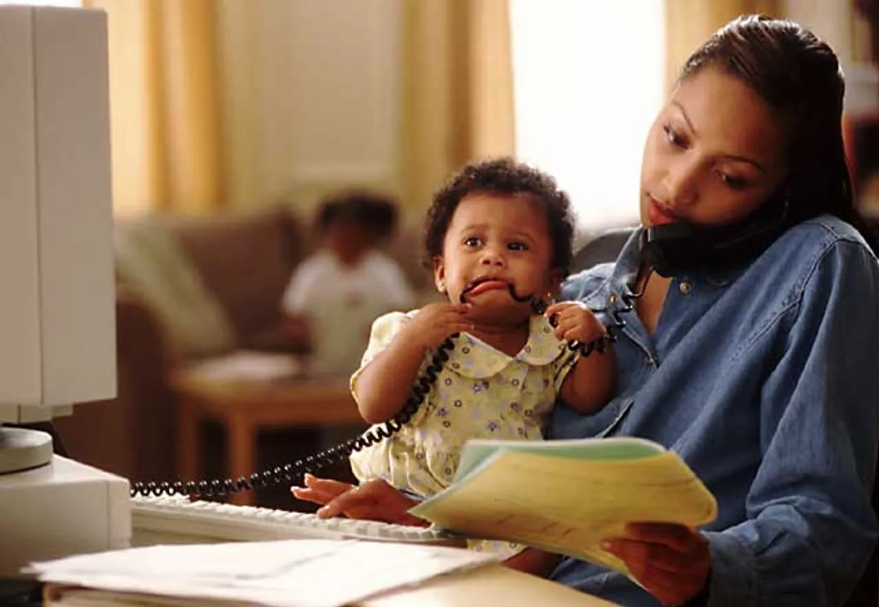 कामकाजी महिलाएं कैसे कर सकती हैं अपने बच्चों की देखभाल