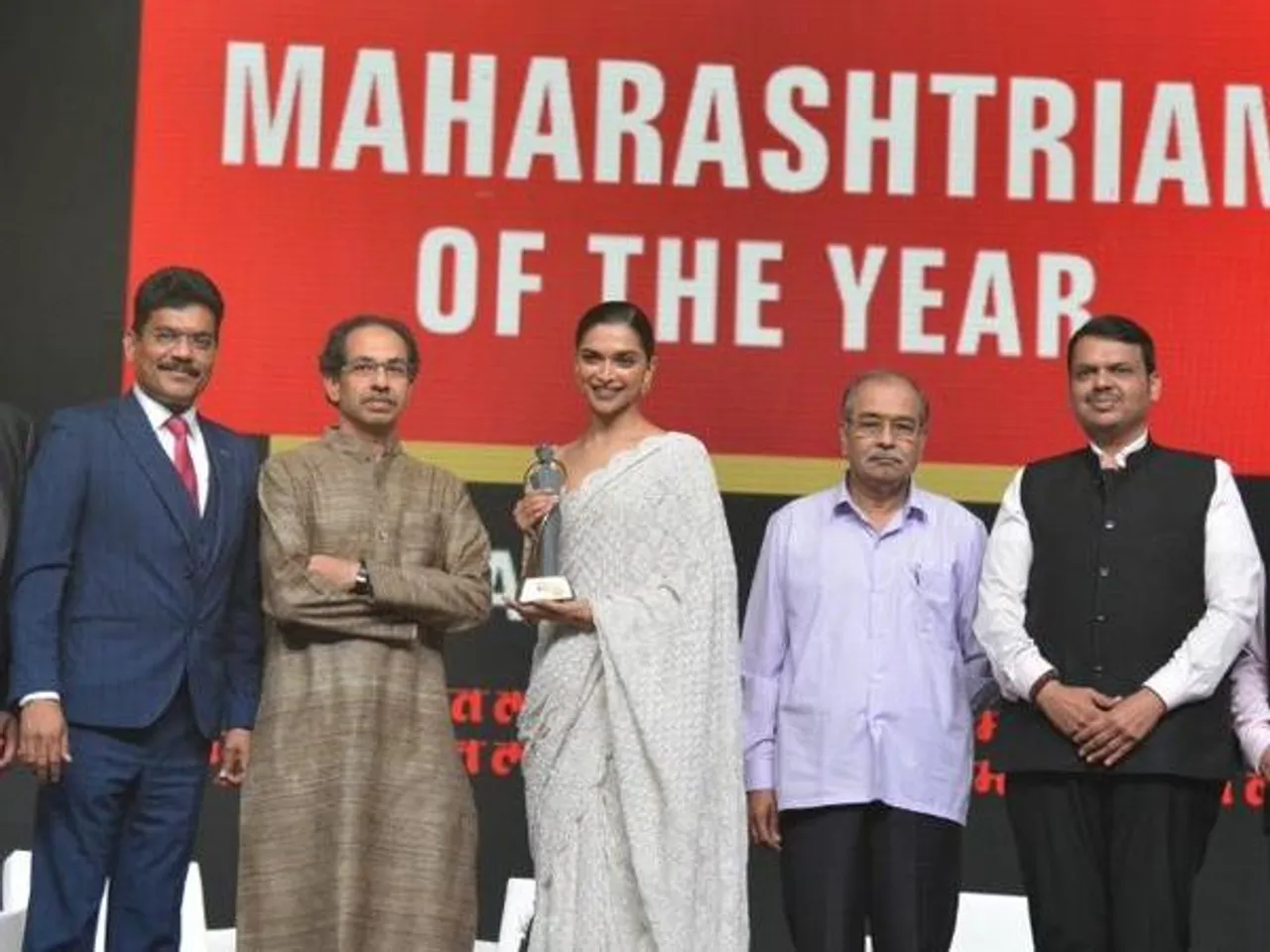 दीपिका पादुकोण को "लोकमत महारास्ट्रियन ऑफ़ द ईयर" के अवार्ड से सम्मानित किया गया