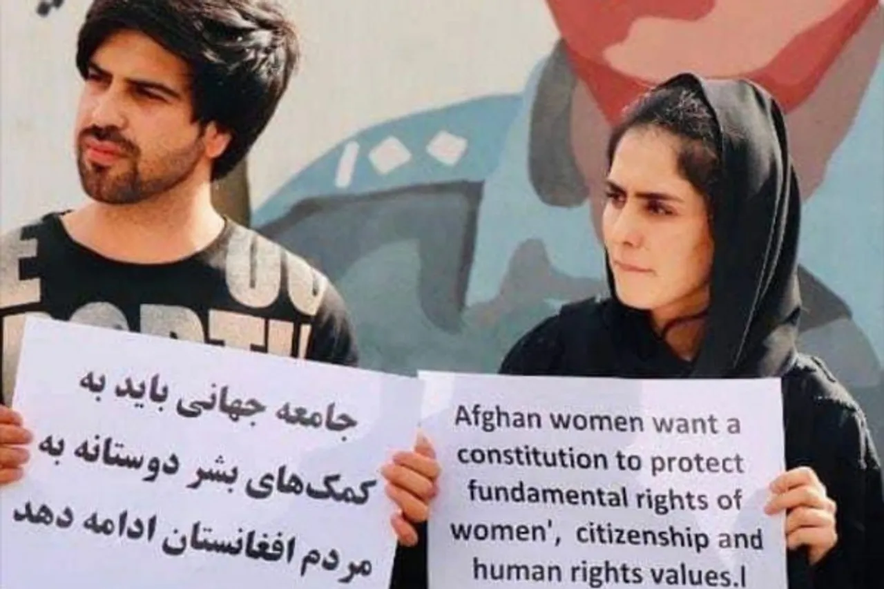 अफगानिस्तान में  DU स्टूंडेट क्रिस्टल बयात बनी महिलाओं के विरोध प्रदर्शन का मुख्य चेहरा : जाने ये 7 बातें