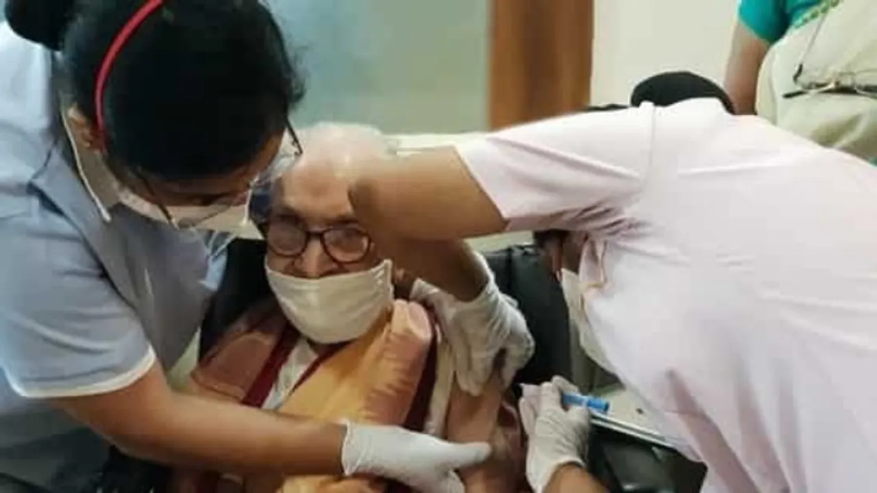 देश की सबसे बुजुर्ग महिला जे कामेश्वरी को लगी कोरोना वैक्सीन