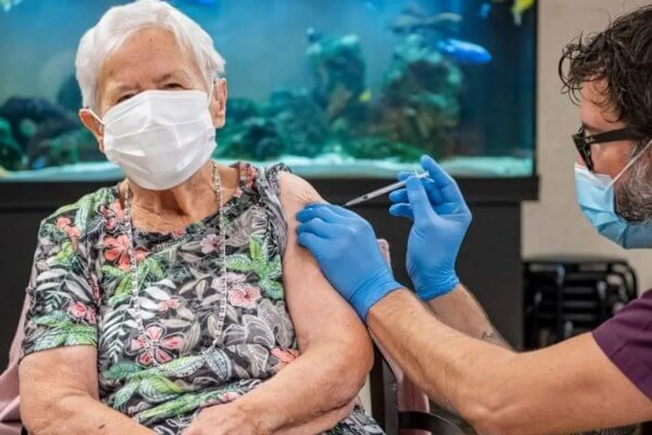 स्विट्जरलैंड में 90 वर्षीय महिला ने पहली बार COVID-19 वैक्सीन शॉट लिया
