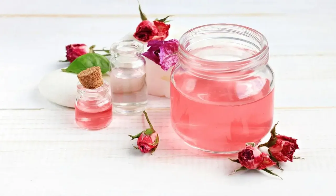 Rose Water Benefits: स्किन केयर रूटीन में जरूर शामिल करें गुलाब जल को