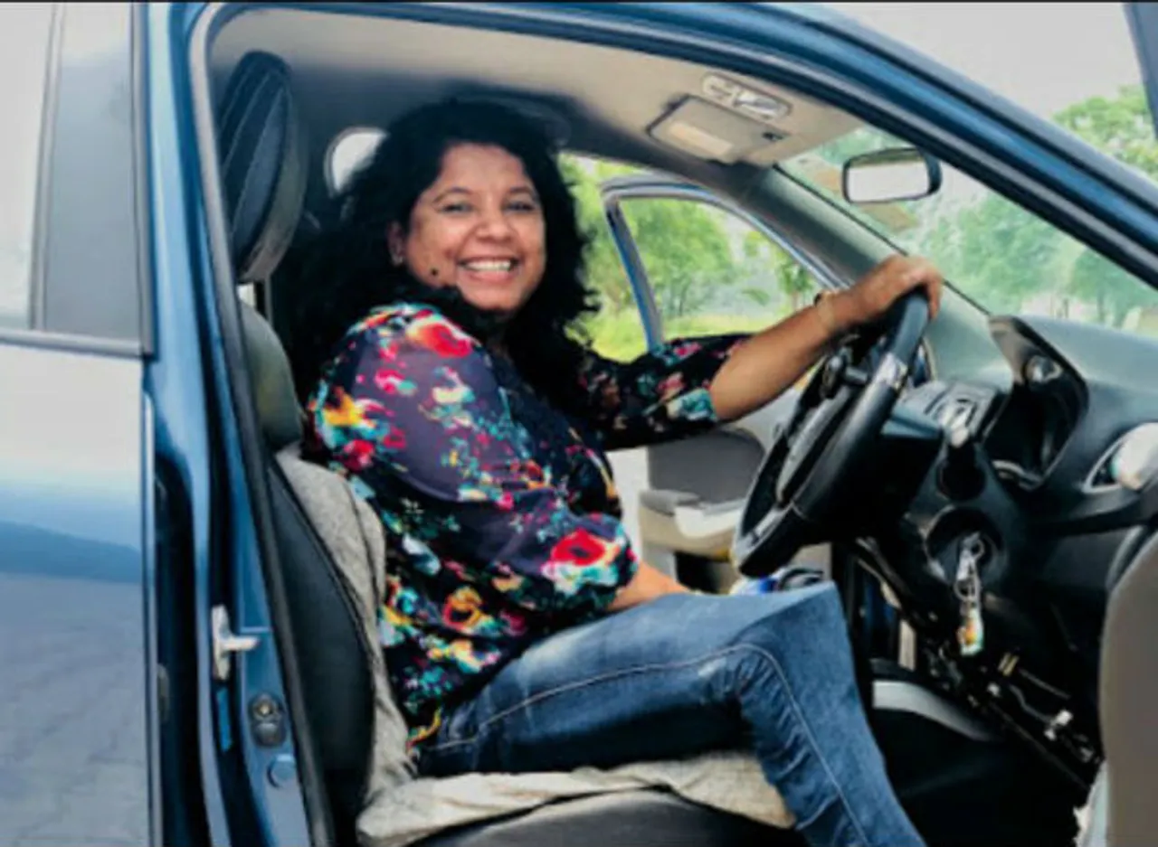 विकलांग लोगों को कार चलाना सिखाती हैं डॉ अनीता शर्मा