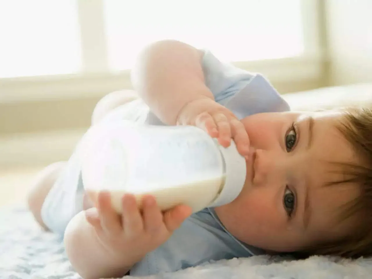 जानिए न्यूबोर्न ​बेबी को गाय के दूध पिलाने के ये 5 नुकसान