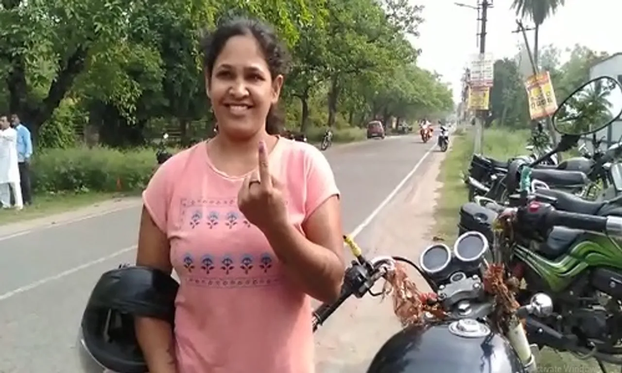 नोएडा से झारखंड के धनबाद तक वोट डालने के लिए महिला बाइक चलाकर पहुँची