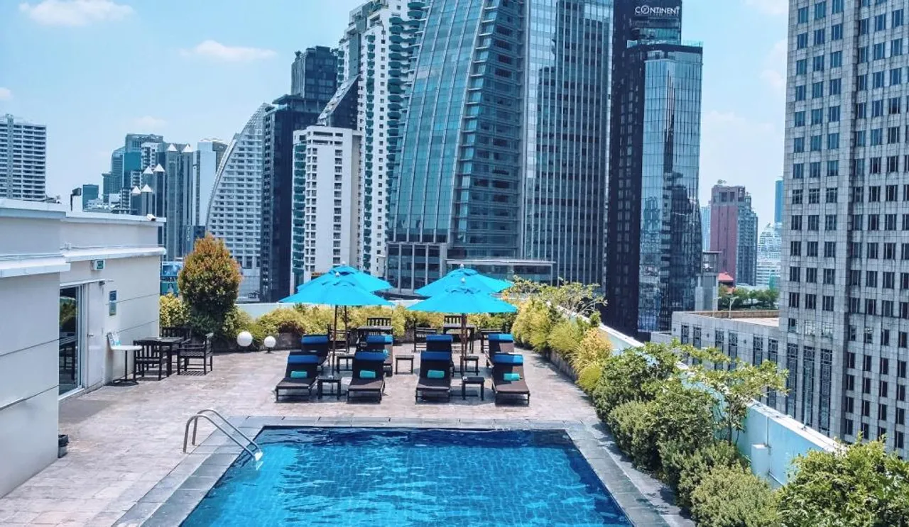 577961-NH_Bangkok_Asoke_Restaurant_Poolside_Bar-8480d6-original-1740036895