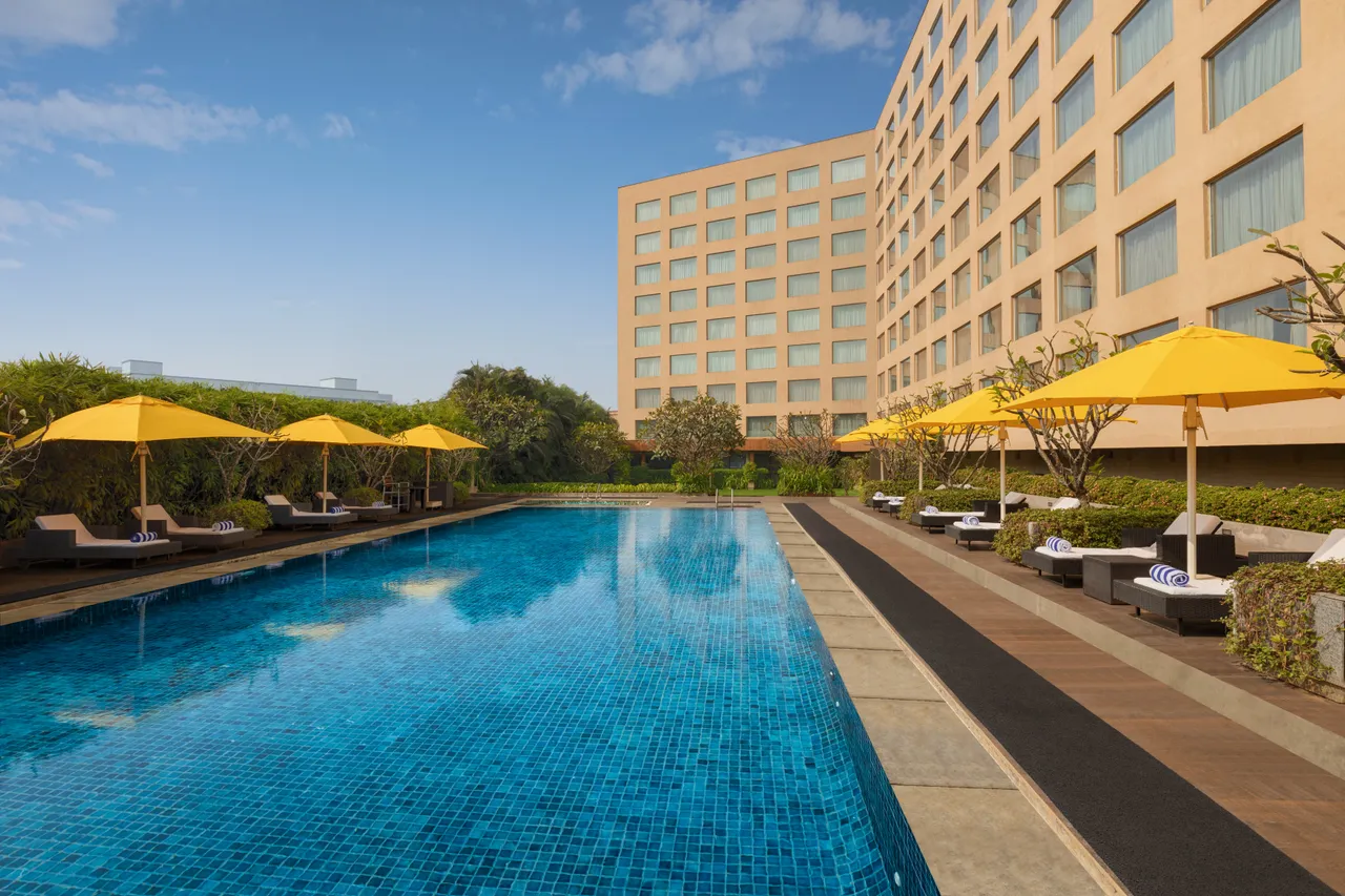 Courtyard by Marriott Mumbai - Swimming Pool