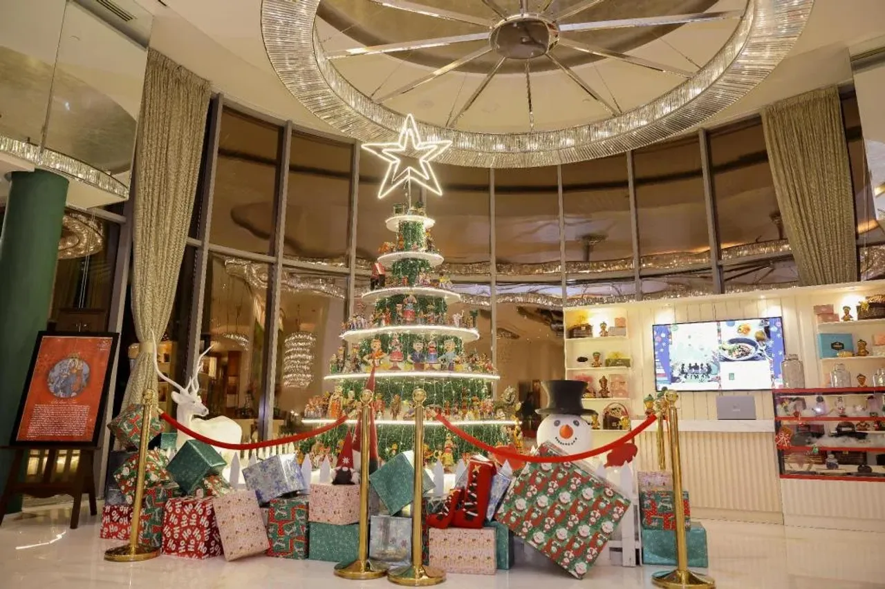 ITC Kohenur Illuminates the Season with Spectacular Christmas Tree Showcasing Local Artistry