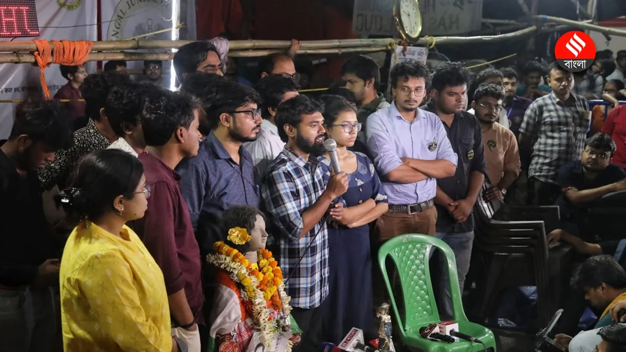 Junior Doctors Hunger Strike: ধর্মতলায় অনশন মঞ্চে আন্দোলনকারী ডাক্তাররা।