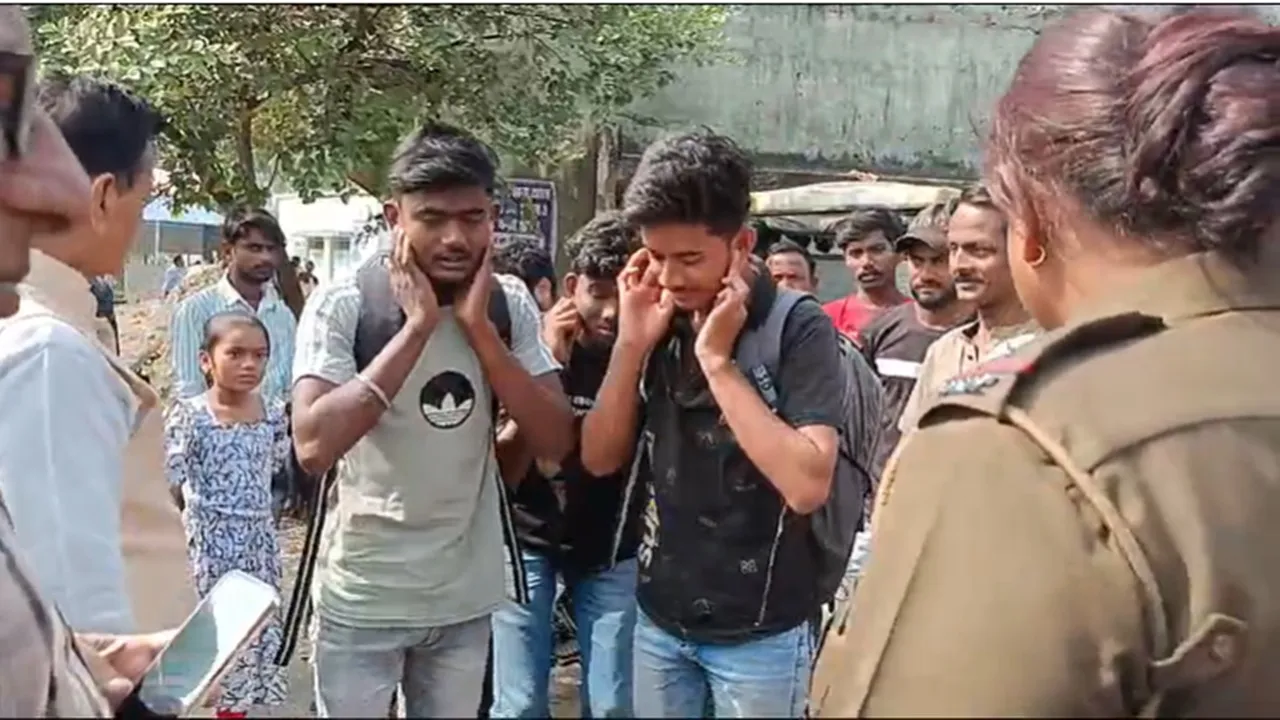 Swapan Debnath: হেলমেটহীন বাইক আরোহী তিন তরুণকে কান ধরিয়ে ওঠবোস করালেন মন্ত্রী স্বপন দেবনাথ