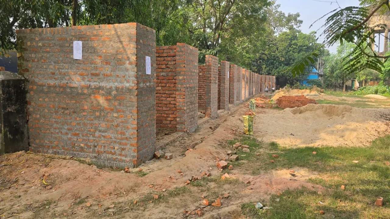 Allegation of illegal construction of shop by occupying government land in Burdwan: পূর্ব বর্ধমান সরকারি জমিতে দোকান
