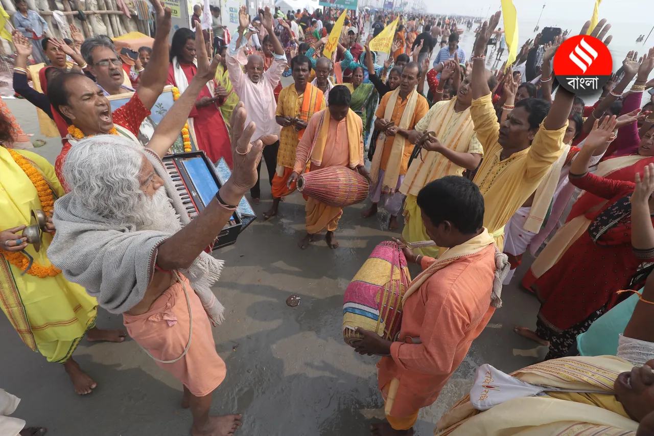 Gangasagar Mela 2025: গঙ্গাসাগর মেলায় ভক্তদের ভিড় পবিত্র স্নানের জন্য