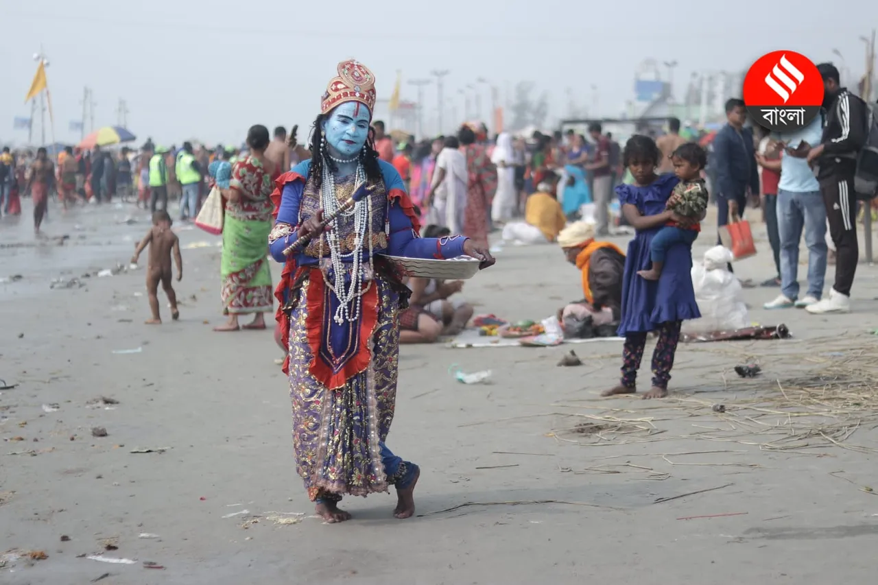 Gangasagar Mela 2025: গঙ্গাসাগর মেলায় ভক্তদের ভিড় পবিত্র স্নানের জন্য