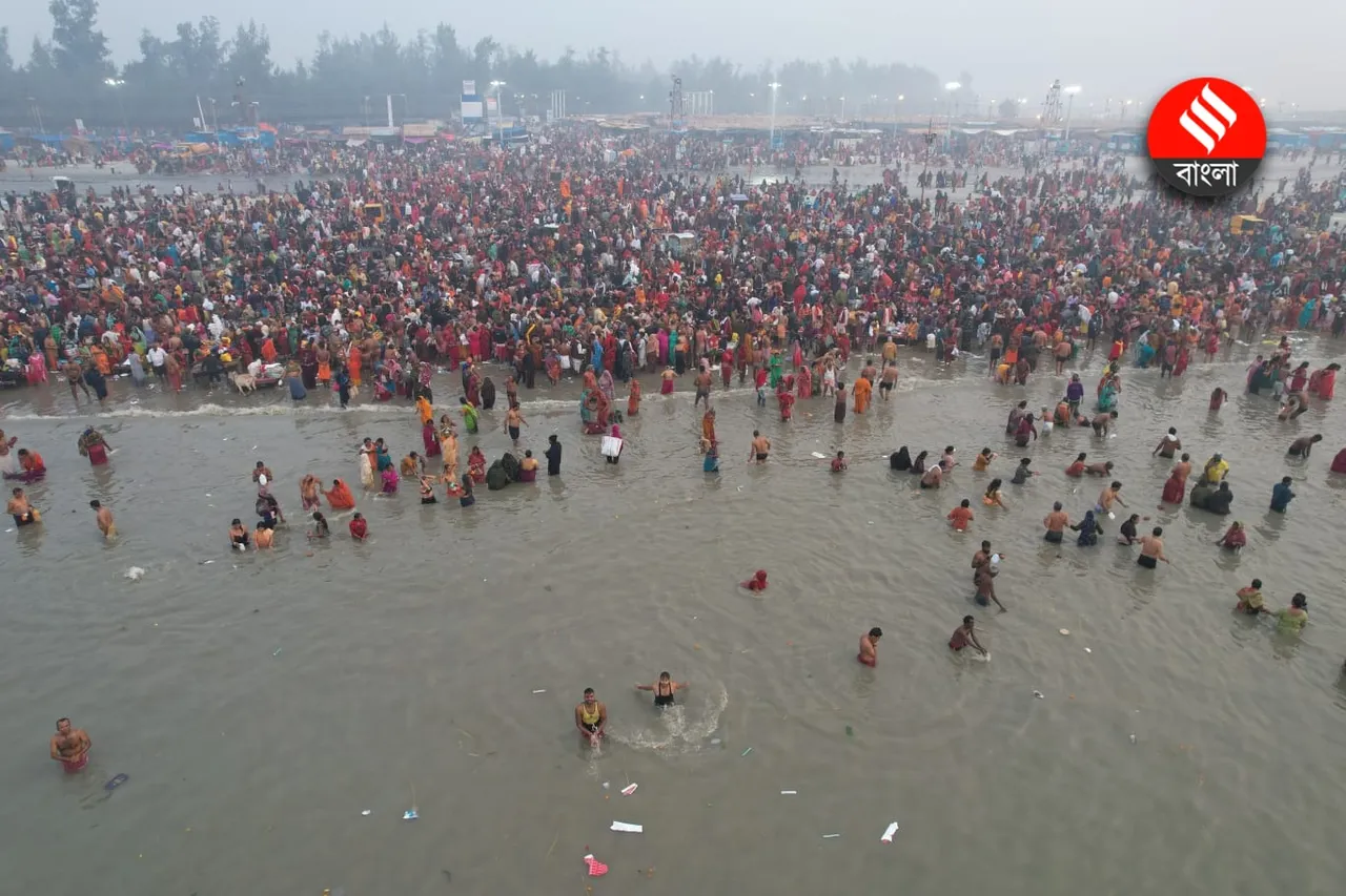 Gangasagar Mela 2025: গঙ্গাসাগর মেলায় ভক্তদের ভিড় পবিত্র স্নানের জন্য