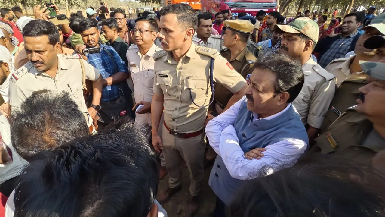 Deucha Pachami Coal Block: আদিবাসীদের বিক্ষোভের মুখে পড়েন পুলিশ সুপার, জেলাশাসকরা