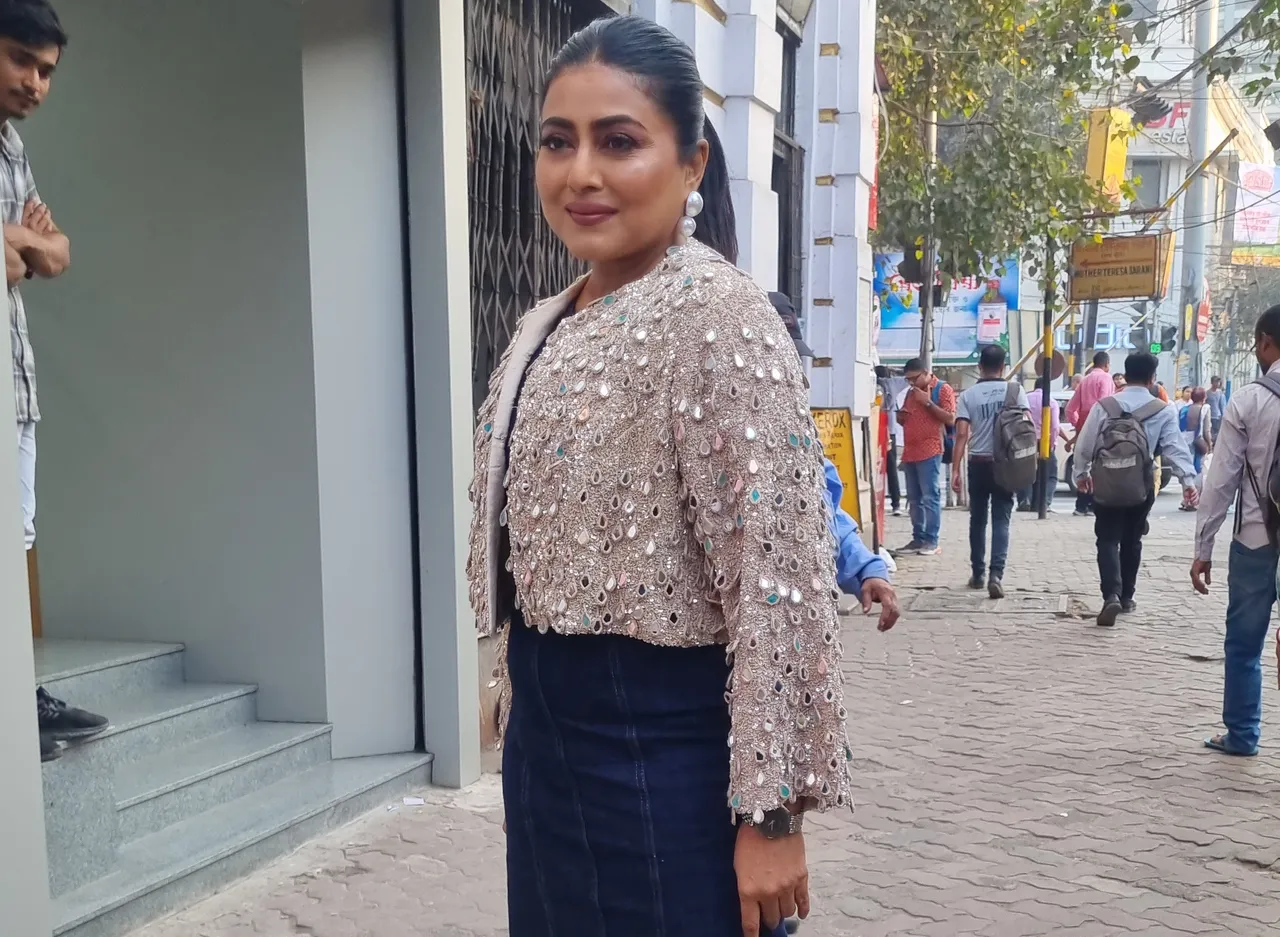 দমফাটা হাসির গল্প  এরপরই ঘটবে সব মজার ঘটনা। সেখানেই তো কাহানি মে ট্যুইস্ট। একেবারে দমফাটা হাসির গল্পে পেট ফেটে যাবে দর্শকের। গার্গীকে এর আগেও 'হামি'-তে এই ধরনের মজার চরিত্রেই দেখেছে দর্শক। এবার বলরাম কান্ডে তিনি কী কী ঘটান তারই অপেক্ষা। 