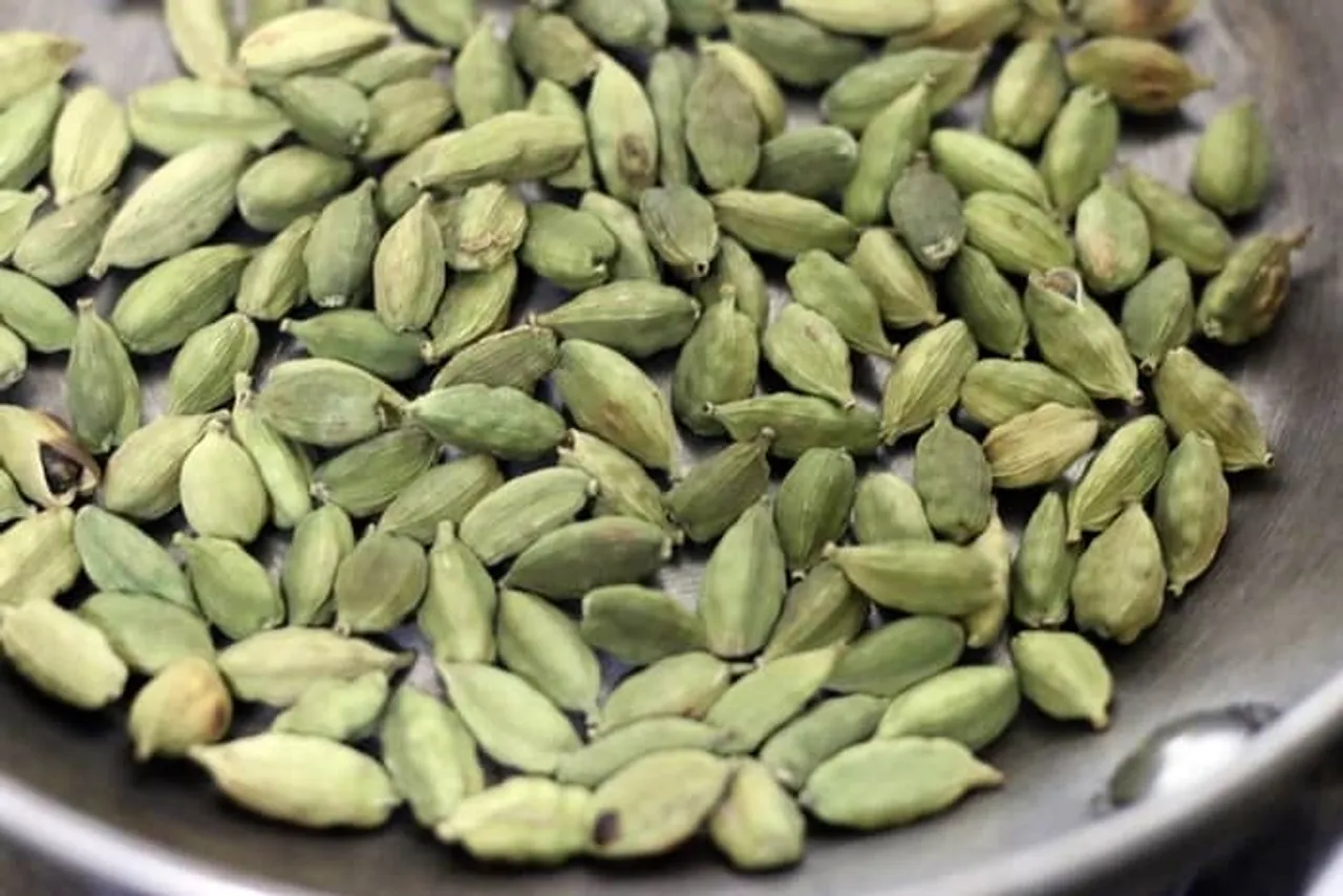 Benefits of Cardamom: খাবার খাওয়ার পর এলাচ খাওয়ার অনেক উপকারিতা রয়েছে