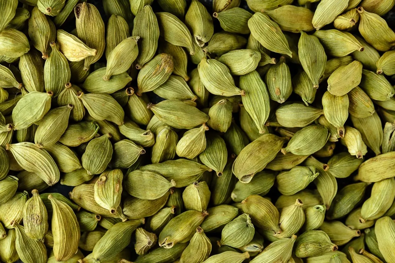 Benefits of Cardamom: খাবার খাওয়ার পর এলাচ খাওয়ার অনেক উপকারিতা রয়েছে