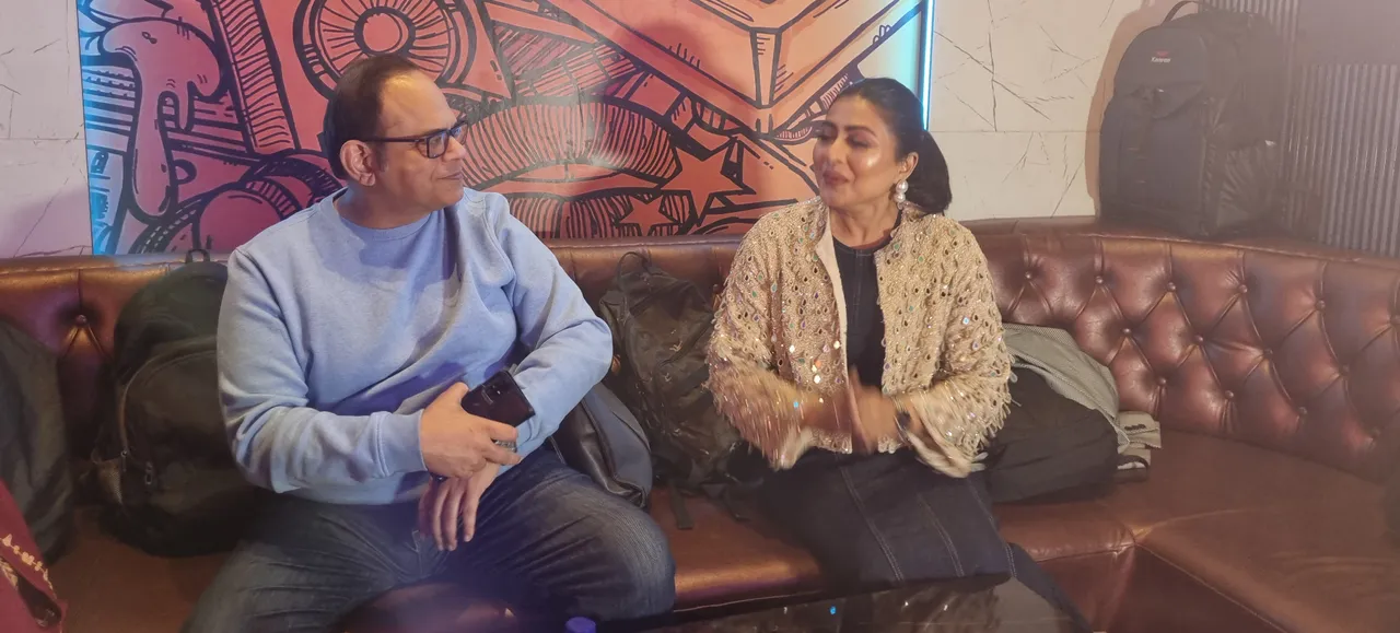 ১২ বছর পর...  মুখ্য চরিত্রে অভিনয় করেছেন রজতাভ ও গার্গী। আর তাঁদের মেয়ের ভূমিকায় ঐশ্বর্য সেন। ১২ বছর আগে দাম্পত্যে ইতি টানেন তাঁরা। কিন্তু, মেয়ে অল্প বয়সেই বিয়ের বায়না করে। নিজেদের সেই অভিজ্ঞতা থেকে মেয়ের ভবিষ্যৎ আঁচ করতে পারে কিশোর সান্যাল (রজতাভ) ও তরঙ্গিনী মুখোপাধ্যায় (গার্গী)। তাই ১২ পর ফের একছাদের নীচে থাকার সিদ্ধান্ত নেয় দুজনে।