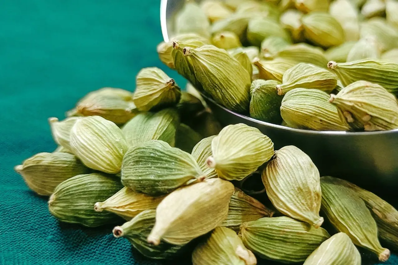 Benefits of Cardamom: খাবার খাওয়ার পর এলাচ খাওয়ার অনেক উপকারিতা রয়েছে
