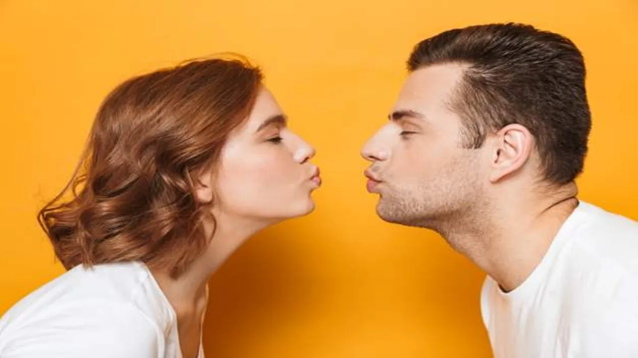 Kissing Health Benefits: নিয়মিত চুম্বন হৃদরোগের ঝুঁকিও কমাতে পারে
