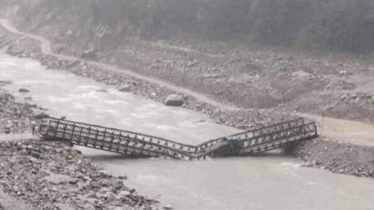 north sikkim bailey bridge collapsed: সিকিমে ভেঙে পড়ল সঙ্কলাং সেতু