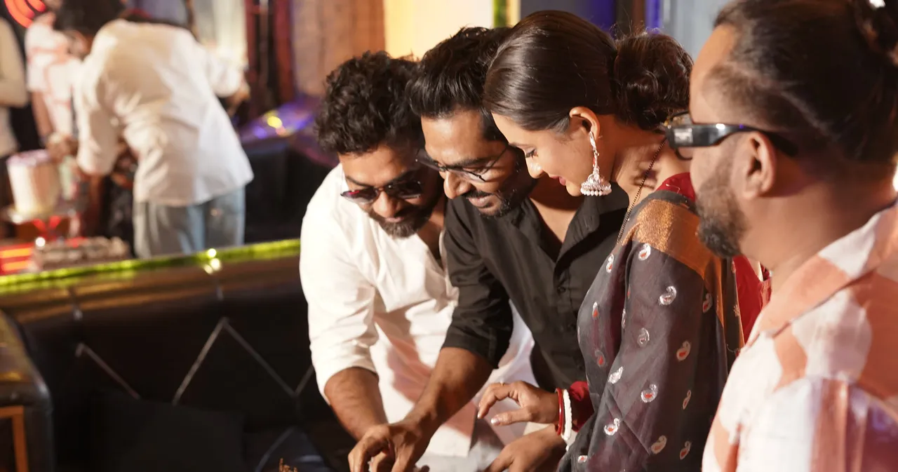 নতুন দিগন্ত   বাংলা সিরিয়াল থেকে সিনেমা, প্রসূনের বিপুল জনপ্রিয়তা। বড় পর্দায় প্রসূনের কাজের তালিকাটা বেশ লম্বা। প্রেম আমার থেকে চ্যালেঞ্জ, জুলফিকর সহ একগুচ্ছ বক্স অফিস হিট মুভিতে প্রসূন নিজেকে বারবার এক দক্ষ অভিনেতা হিসেবে প্রমাণ করেছেন। বাংলার গণ্ডি পেরিয়ে হিন্দি ছবির দুনিয়ায় পা রেখেছেন। সোশ্যাল মিডিয়ায় শেয়ার করেছিলেন তাঁর বদলে যাওয়া চেহারার ছবি। এবার দেখার পালা ভ্যালেন্টাইন উইকে রোম্যান্সে কতটা সাবলীল ছোটকা ওরফে প্রসূন। 