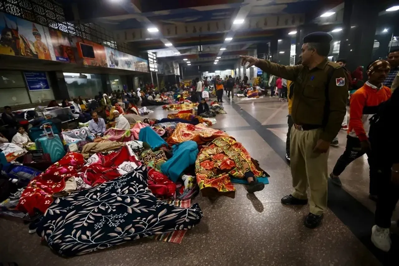 New Delhi Station Stampede: রেলের চরম গাফিলতিতে নয়াদিল্লি স্টেশনে ১৮ জনের পদপিষ্টে মৃত্যু