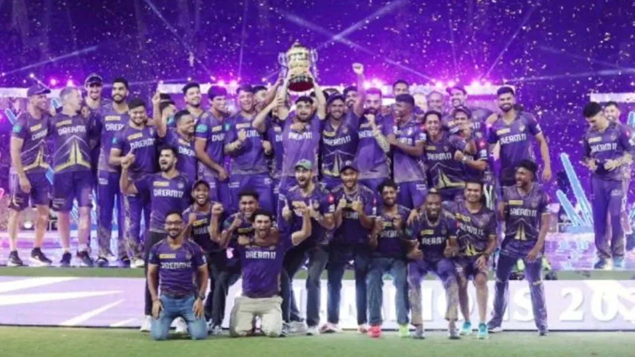 KKR IPL: গতবছর (২০২৪ সাল) আইপিএল জয়ের পর ট্রফি হাতে কেকেআর দল