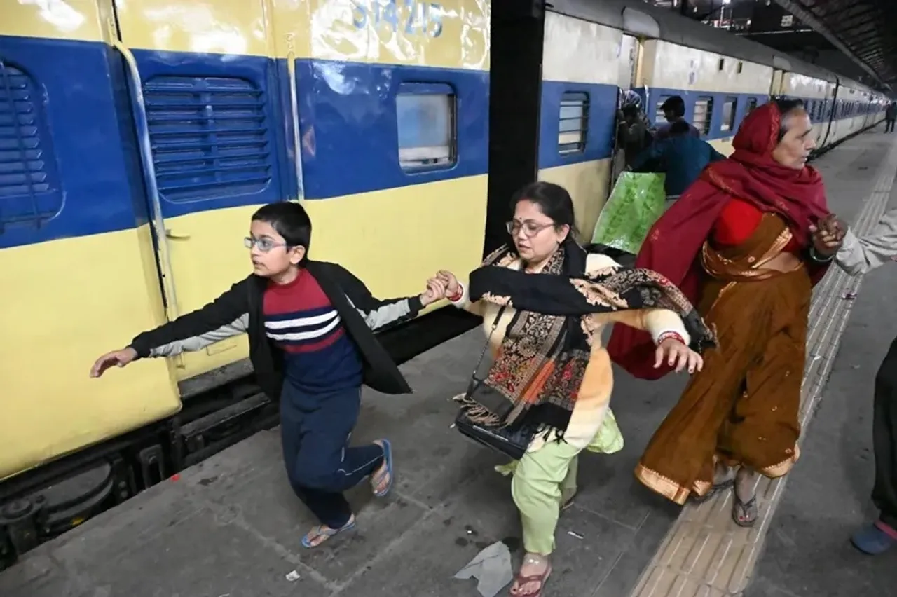 New Delhi Station Stampede: রেলের চরম গাফিলতিতে নয়াদিল্লি স্টেশনে ১৮ জনের পদপিষ্টে মৃত্যু