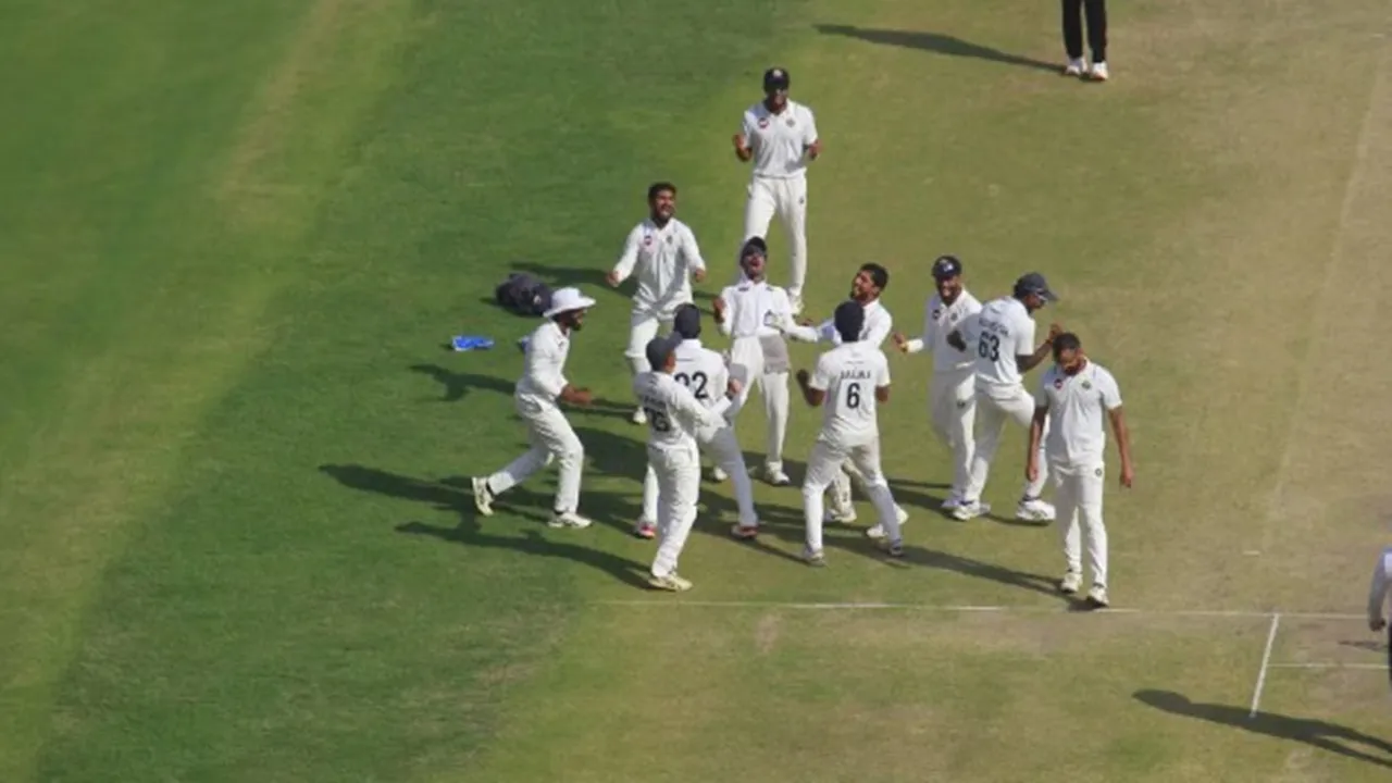 Ranji Trophy drama: গুজরাটের বিরুদ্ধে প্রথম ইনিংসে গুরুত্বপূর্ণ লিড নেওয়ার পর কেরলের ক্রিকেটাররা আনন্দ উদযাপন করছেন