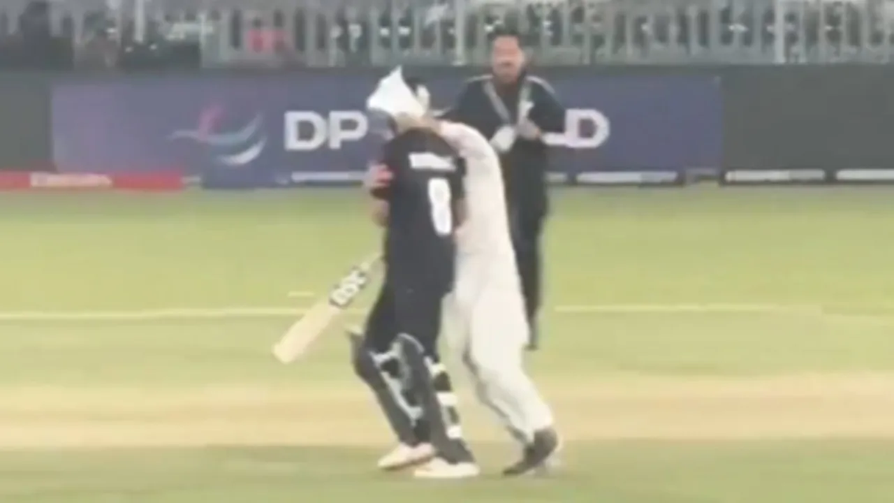 Rachin Ravindra-Rawalpindi pitch invader: রাওয়ালপিন্ডিতে ম্যাচ চলাকালীন রাচিন রবীন্দ্রর অনুরাগীর মাঠে অবাঞ্ছিত প্রবেশ