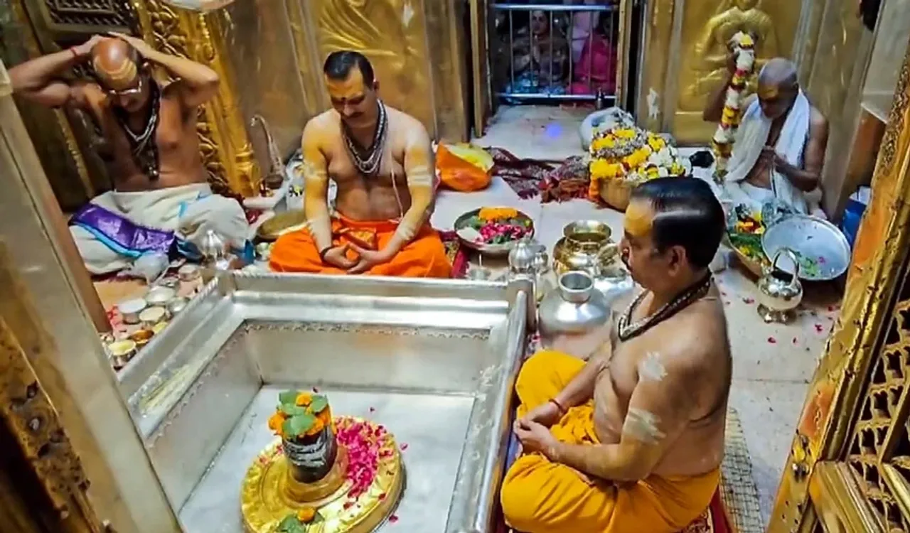 Kashi Vishwanath: মহাদেবের নগরী কাশীতে মহাশিবরাত্রি উপলক্ষে ভক্তদের ব্যাপক ভিড়
