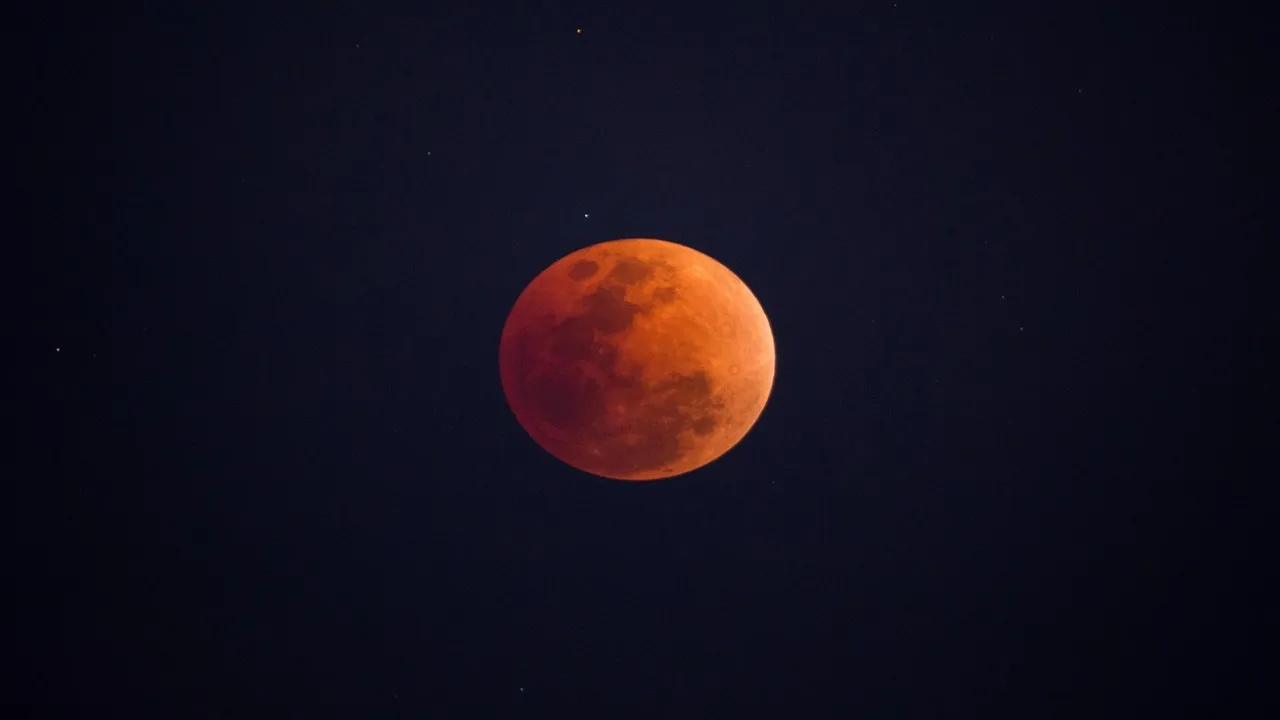 Blood Moon: পূর্ণ চন্দ্রগ্রহণকে 'ব্লাড মুন'ও বলা হয়
