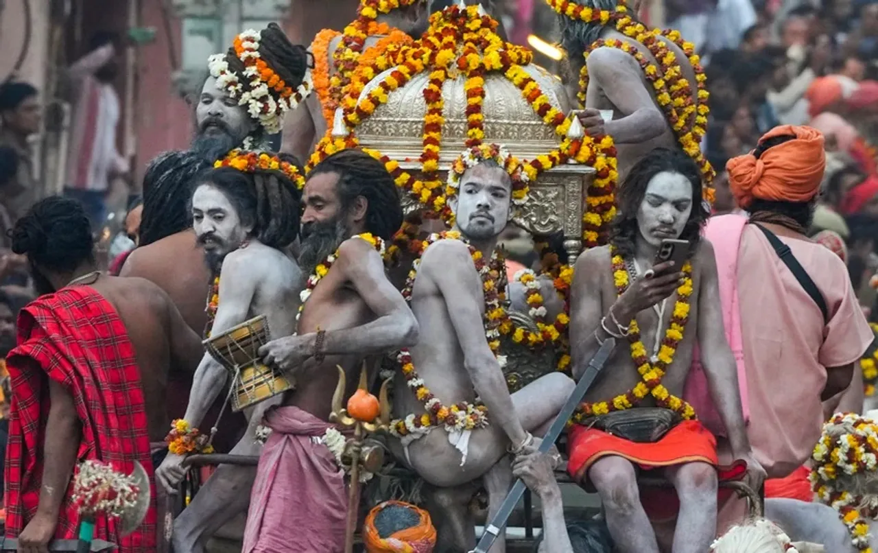 Kashi Vishwanath: মহাদেবের নগরী কাশীতে মহাশিবরাত্রি উপলক্ষে ভক্তদের ব্যাপক ভিড়