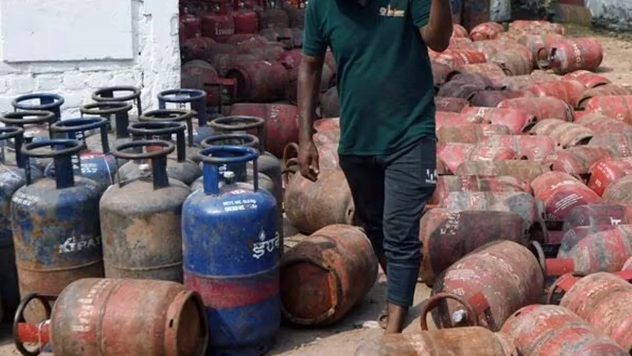 commercial lpg cylinder price hike from 1 march 2025: বাণিজ্যিক এলপিজি গ্যাস সিলিন্ডারের দাম বৃদ্ধি