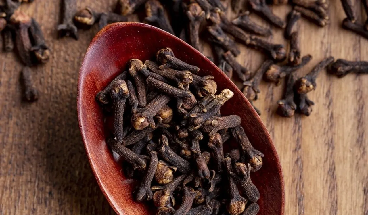 Clove Health Benefits: লবঙ্গ দেখতে ছোট হলেও খুব উপকারী